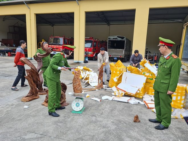 Cơ quan chức năng kiểm tra số hàng hóa không có giấy tờ chứng minh nguồn gốc hợp pháp. Cơ quan chức năng kiểm tra số hàng hóa không có giấy tờ chứng minh nguồn gốc hợp pháp.