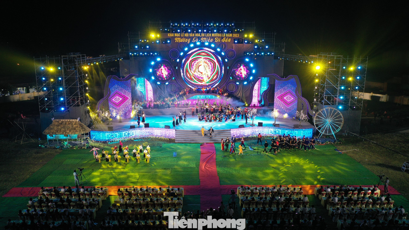 Tiếp đến là chương trình nghệ thuật đặc sắc với chủ đề “Mường Lò - Miền di sản", ca ngợi vẻ đẹp của vùng đất Nghĩa Lộ - Mường Lò giàu truyền thống văn hóa, nơi phát tích của người Thái cổ, với nghệ thuật xòe Thái đã được UNESCO công nhận là Di sản văn hóa phi vật thể đại diện của nhân loại.