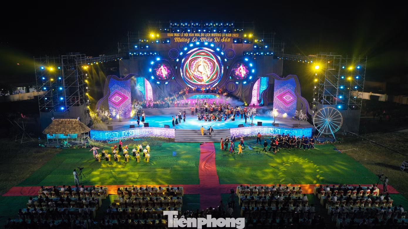 Tiếp đến là chương trình nghệ thuật đặc sắc với chủ đề “Mường Lò - Miền di sản", ca ngợi vẻ đẹp của vùng đất Nghĩa Lộ - Mường Lò giàu truyền thống văn hóa, nơi phát tích của người Thái cổ, với nghệ thuật xòe Thái đã được UNESCO công nhận là Di sản văn hóa phi vật thể đại diện của nhân loại.
