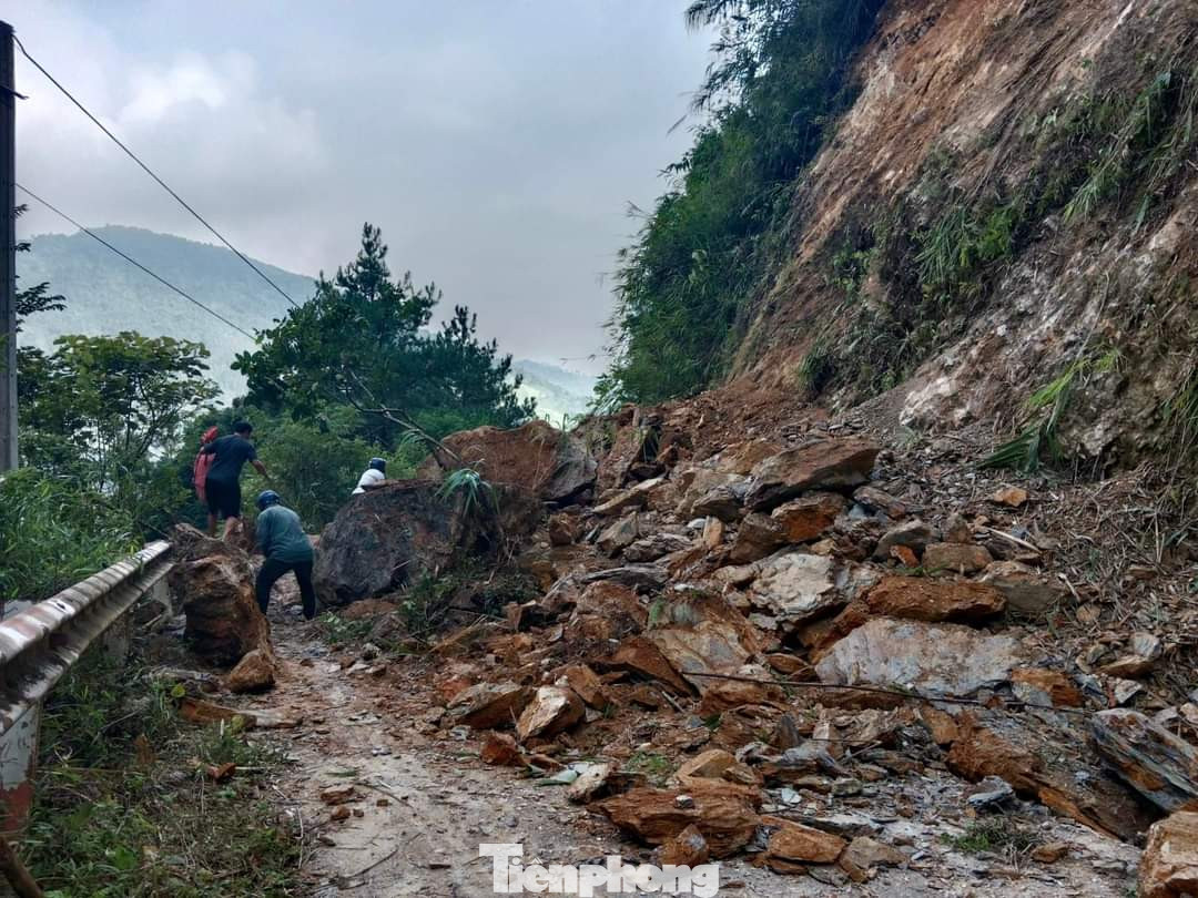 Tại Trạm Tấu, tuyến đường Tà Si Láng, đoạn qua điểm Suối Mát (thôn Tà Cao, xã Tà Si Láng) bị sạt lở với khối lượng đất đá lớn, giao thông bị ách tắc. Tại Trạm Tấu, tuyến đường Tà Si Láng, đoạn qua điểm Suối Mát (thôn Tà Cao, xã Tà Si Láng) bị sạt lở với khối lượng đất đá lớn, giao thông bị ách tắc.