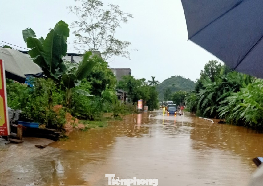 Theo thông tin nhanh từ Ban Chỉ huy PCTT- TKCN huyện Văn Yên, mưa lớn khiến 2 người tại xã Yên Thái bị thiệt mạng do sạt lở. Hiện công tác cứu nạn, cứu hộ đang được tiến hành.