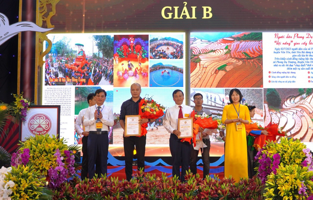 Dịp này, huyện Văn Yên tổ chức trao giải các cuộc thi sáng tác logo, bài hát... về Văn Yên.