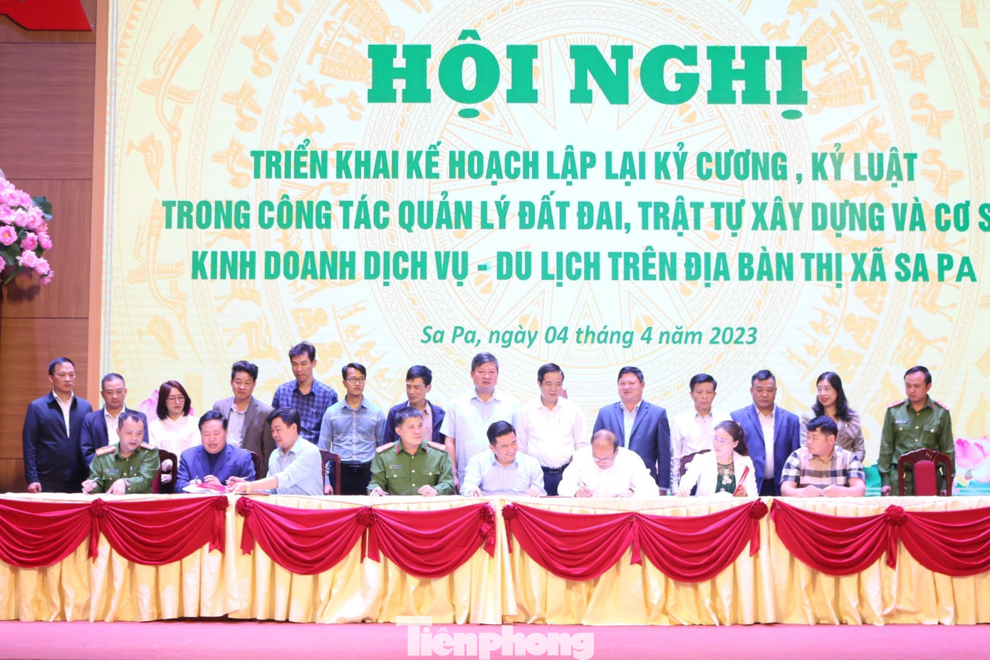 Lãnh đạo các ngành, địa phương ký cam kết lập lại kỷ luật, kỷ cương trong công tác quản lý đất đai, trật tự xây dựng và cơ sở kinh doanh – dịch vụ trên địa bàn.