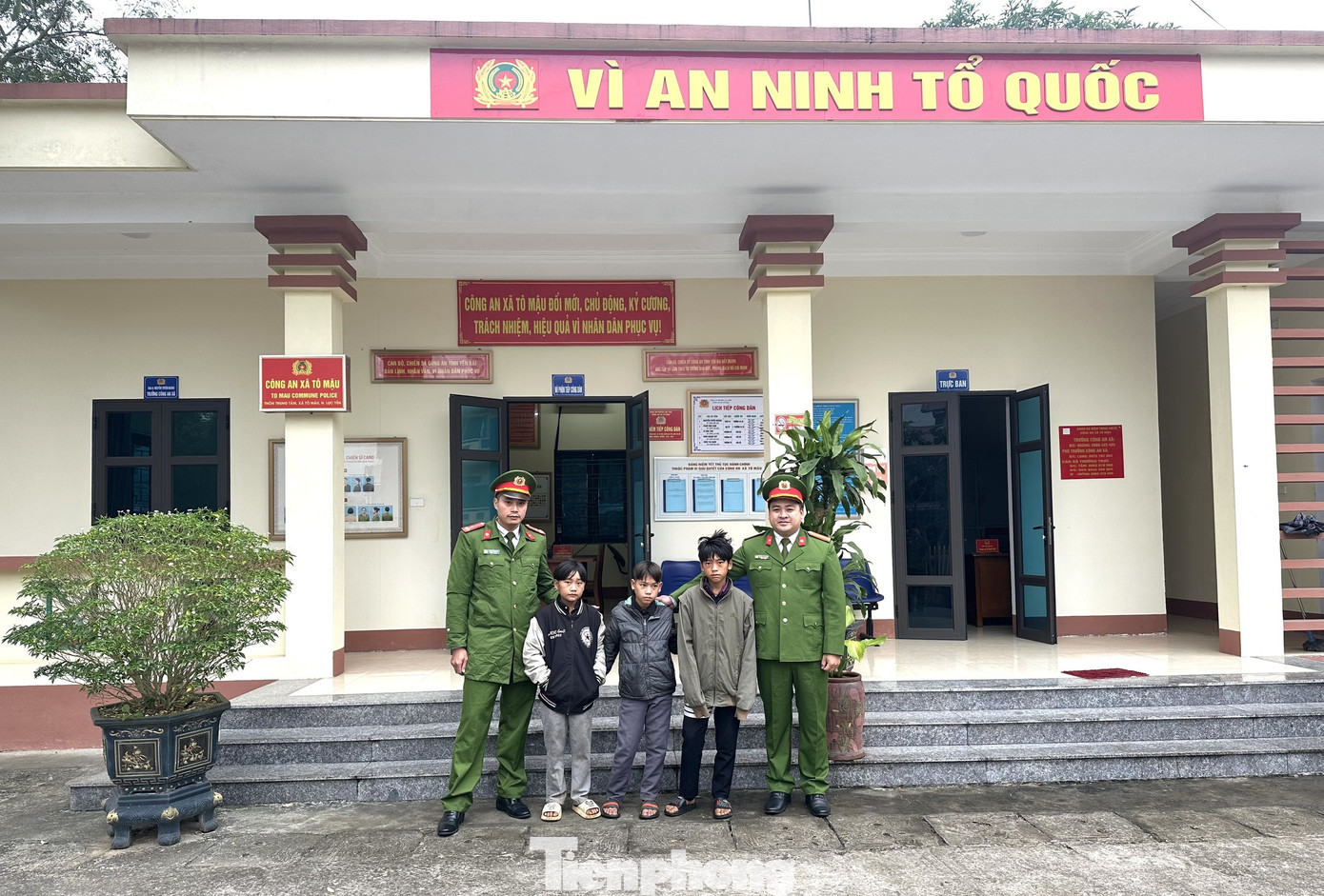 Công an xã Tô Mậu đã dùng xe chuyên dụng đưa các cháu bé đi lạc cho Công an Hà Giang để đưa về gia đình. Công an xã Tô Mậu đã dùng xe chuyên dụng đưa các cháu bé đi lạc cho Công an Hà Giang để đưa về gia đình.