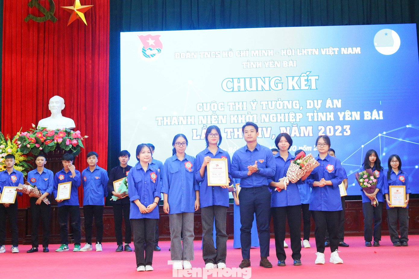 Anh Đồng Mạnh Linh - Phó Bí thư Tỉnh Đoàn trao giải nhất cho nhóm tác giả dự án Xuân Long Hoàng Trà.