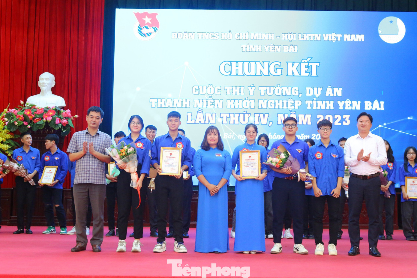 Ban Tổ chức trao 2 Giải nhì cho các nhóm tác giả.