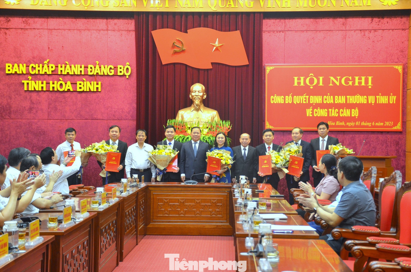 Lãnh đạo tỉnh Hòa Bình trao Quyết định và tặng hoa chúc mừng các cán bộ, lãnh đạo mới được bầu, bổ nhiệm (Ảnh: Minh Nguyễn). Lãnh đạo tỉnh Hòa Bình trao Quyết định và tặng hoa chúc mừng các cán bộ, lãnh đạo mới được bầu, bổ nhiệm (Ảnh: Minh Nguyễn).