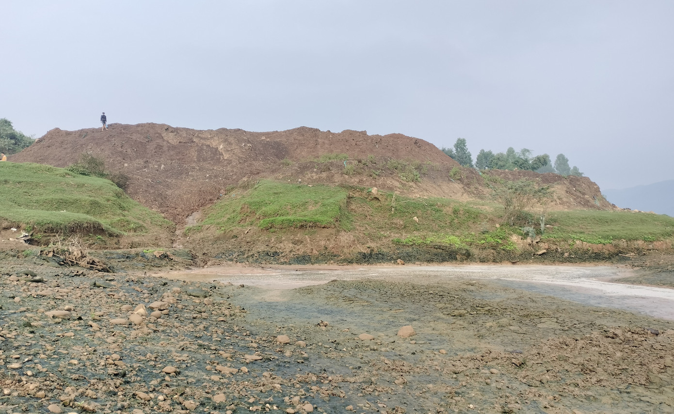 Nước rò rỉ từ bãi tập kết vỏ sắn chảy ra sông Hồng cả ngày, đêm. Nước rò rỉ từ bãi tập kết vỏ sắn chảy ra sông Hồng cả ngày, đêm.