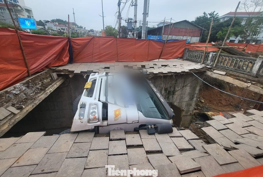 Xe bồn chở bê tông bị mắc kẹt theo phương thẳng đứng. Xe bồn chở bê tông bị mắc kẹt theo phương thẳng đứng.