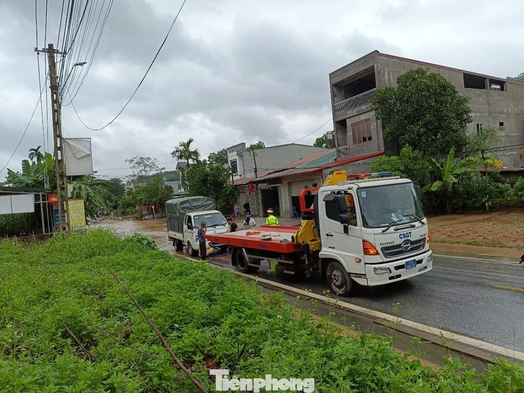 Quốc lộ 70 đoạn qua huyện Yên Bình nhiều đoạn ngập sâu, lực lượng Công an phải dùng xe chuyên dụng trực cứu hộ, di chuyển phương tiện và người dân qua các khu vực này. Quốc lộ 70 đoạn qua huyện Yên Bình nhiều đoạn ngập sâu, lực lượng Công an phải dùng xe chuyên dụng trực cứu hộ, di chuyển phương tiện và người dân qua các khu vực này.