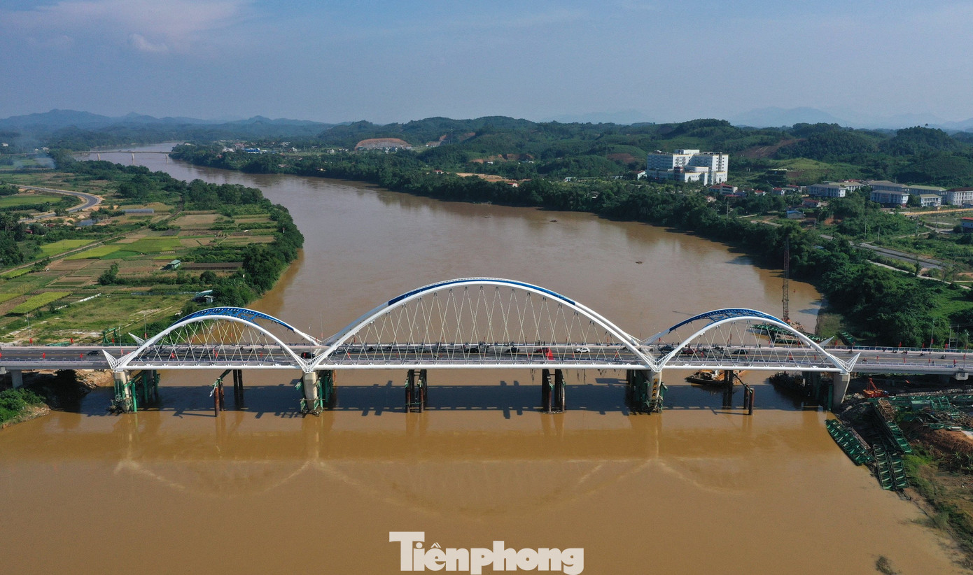 Việc khánh thành cầu Giới Phiên đi vào hoạt động sẽ giúp lưu thông các tuyến đường trục ngang, trục dọc kết hợp các công trình cầu vượt sông Hồng kết nối Quốc lộ 37, đường Âu Cơ với Quốc lộ 32C và tuyến đường cao tốc Nội Bài - Lào Cai, để TP Yên Bái xứng tầm là đô thị loại II, là đầu tàu, động lực thúc đẩy phát triển kinh tế xã hội của tỉnh. Việc khánh thành cầu Giới Phiên đi vào hoạt động sẽ giúp lưu thông các tuyến đường trục ngang, trục dọc kết hợp các công trình cầu vượt sông Hồng kết nối Quốc lộ 37, đường Âu Cơ với Quốc lộ 32C và tuyến đường cao tốc Nội Bài - Lào Cai, để TP Yên Bái xứng tầm là đô thị loại II, là đầu tàu, động lực thúc đẩy phát triển kinh tế xã hội của tỉnh.