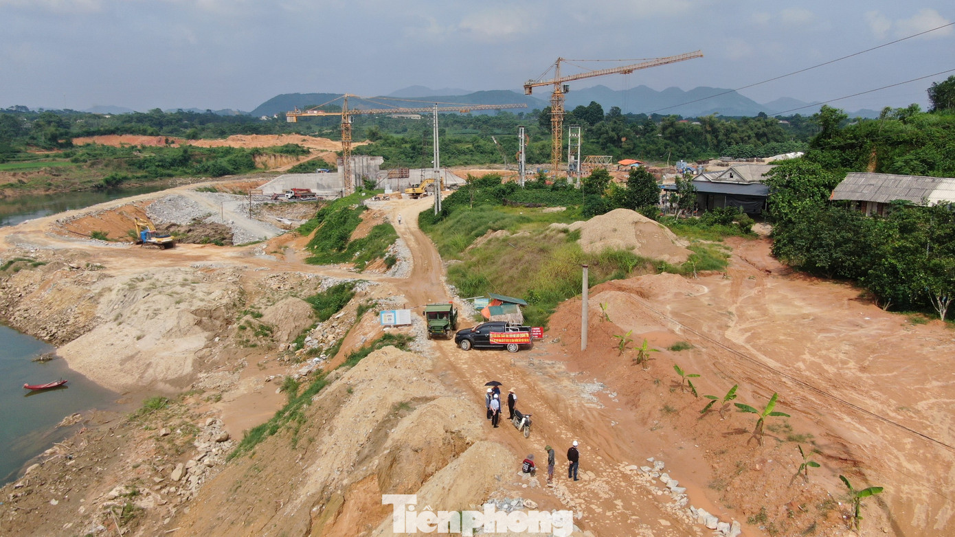 Trước đó, tháng 11/2022, Công ty Cổ phần Sông Đà 6 bị Cục thuế TP Hà Nội cưỡng chế thuế bằng cách ngưng sử dụng hóa đơn vì nợ kéo dài với số tiền hơn 8 tỷ đồng. Ngoài ra, công ty này cũng nợ 30 tháng bảo hiểm của 278 lao động với số tiền hơn 19 tỷ đồng.