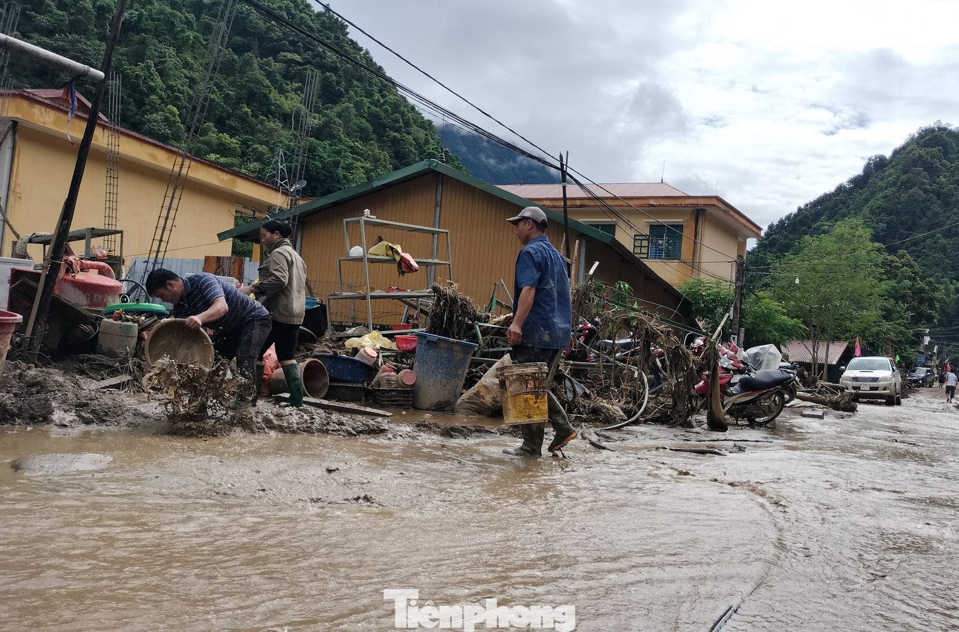 Những gia đình bị nước vào nhà thì đắp bờ, tát nước...
