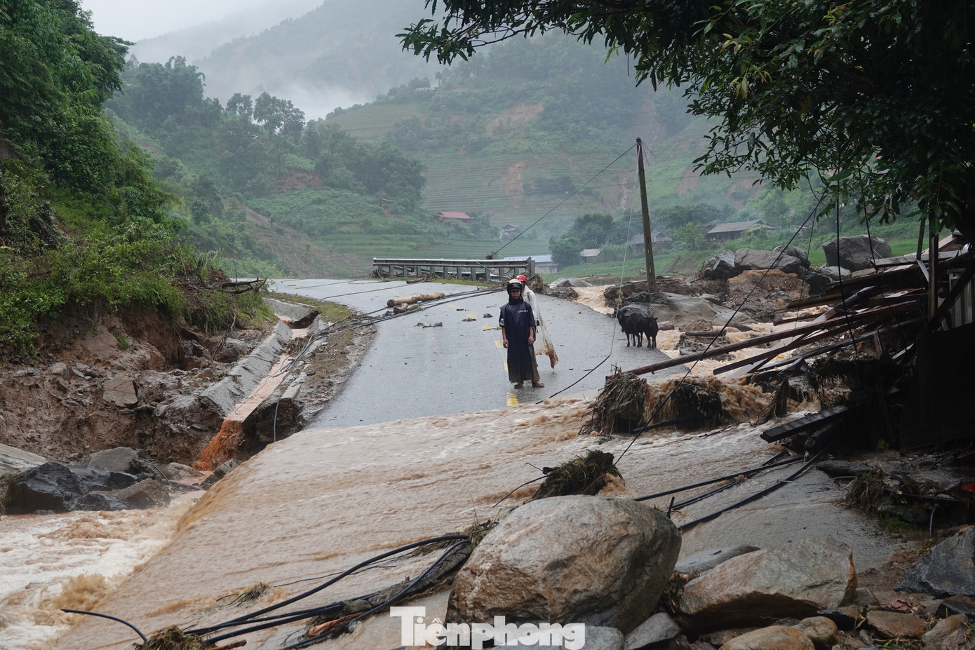 Để người dân sớm ổn định cuộc sống và an toàn trong mùa mưa lũ, huyện đã chia các đoàn công tác trực tiếp đến các thôn bản tiếp tế gạo, nhu yếu phẩm cho các gia đình bị ảnh hưởng, không để bà con vùng thiên tai bị đói, rét.