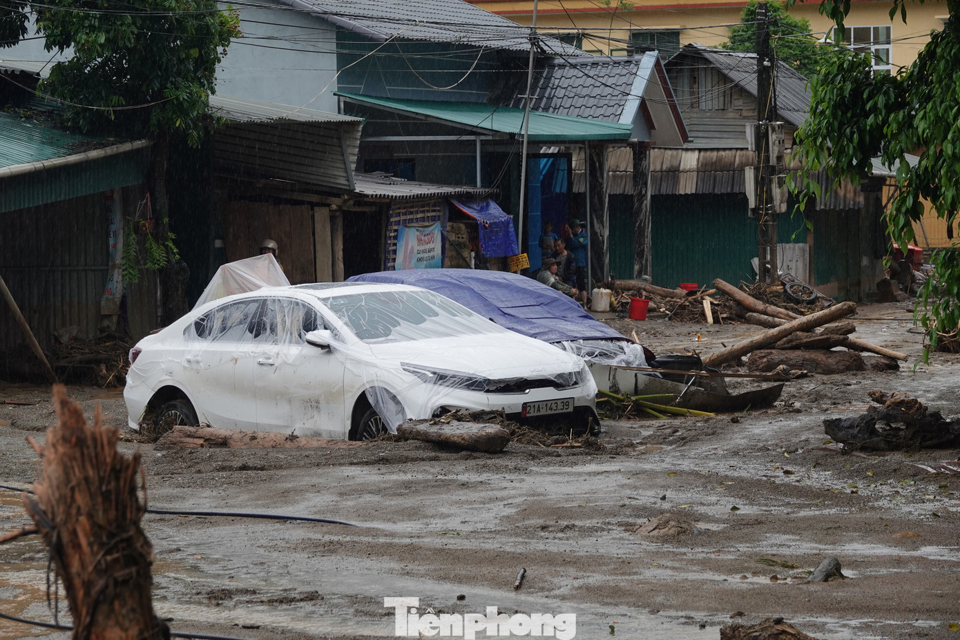Những chiếc ô tô cũng bị vùi lấp, nhiều xe bị hư hại nặng nề.