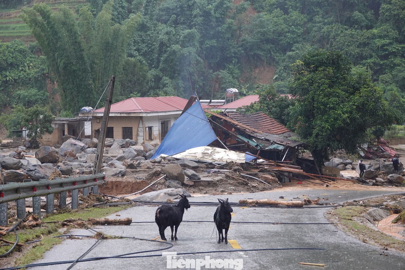 Xung quanh đường vào trung tâm xã Hồ Bốn, những đống đất đá ngổn ngang nằm 2 bên đường, những ngôi nhà tan hoang chỉ còn trơ lại những mảng tường...