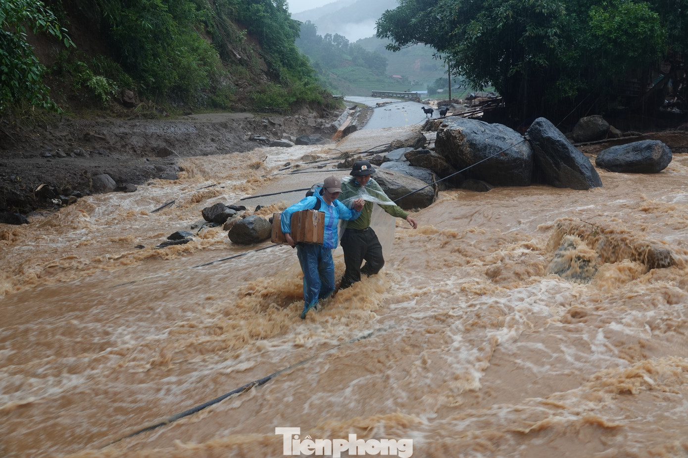 Do nhiều điểm nước lớn cuốn mất đường, việc di chuyển gặp rất nhiều khó khăn, các điểm sạt lở, nước lớn ngang đường hay bùn lấp ngập gần ngang người.