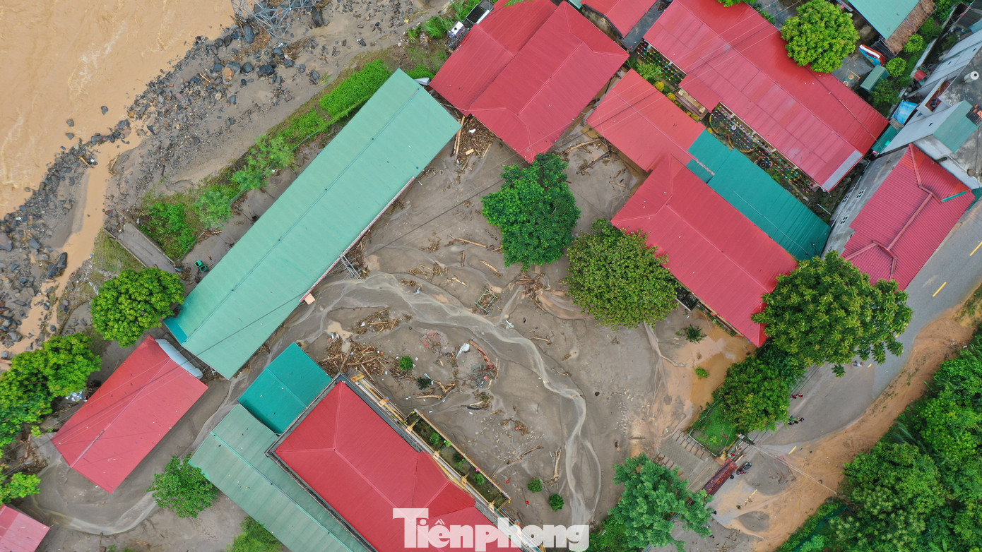 Trường PTDT bán trú Tiểu học và THCS xã bị thiệt hại 200 m tường rào cùng cổng trường, bàn ghế trôi mất 45 bộ, 5 tấn xi măng, sắt thép vật liệu để làm thêm phòng học mới bị cuốn trôi, hệ thống máy móc bị hư hỏng, sân trường bị vùi lấp chừng 6.000 m3 đất đá...