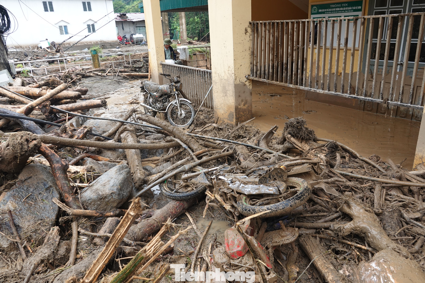 Hay những chiếc xe máy bị vùi lấp dưới hàng nghìn khối đất, đá và gỗ.