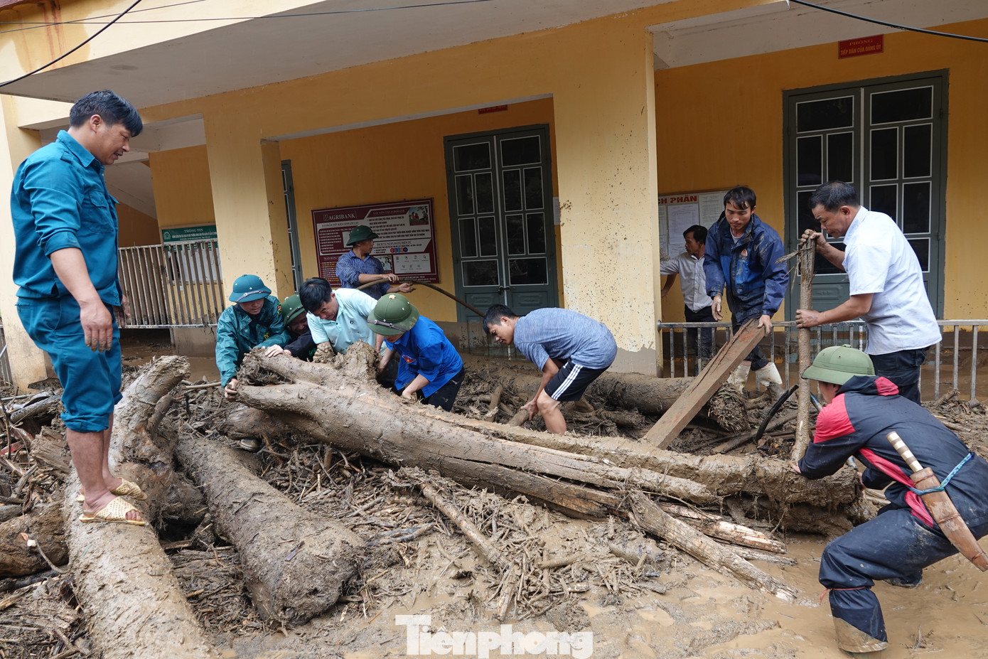 Do ảnh hưởng của mưa lớn từ ngày 5/8 đến 8/8, nhiều xã trên địa bàn huyện Mù Cang Chải bị thiệt hại nặng nề. Ảnh hưởng nghiêm trọng nhất là xã Hồ Bốn và một số thôn của xã Lao Chải, Khao Mang.