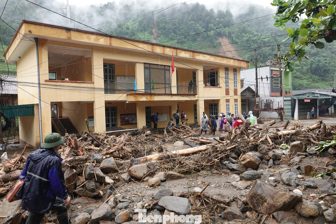 Trụ sở UBND xã Hồ Bốn ngổn ngang đất đá do dòng nước lớn gây ra. Toàn bộ tầng 1 bị vùi lấp cùng 19 bộ máy tính và tăng âm loa đài, máy nổ...