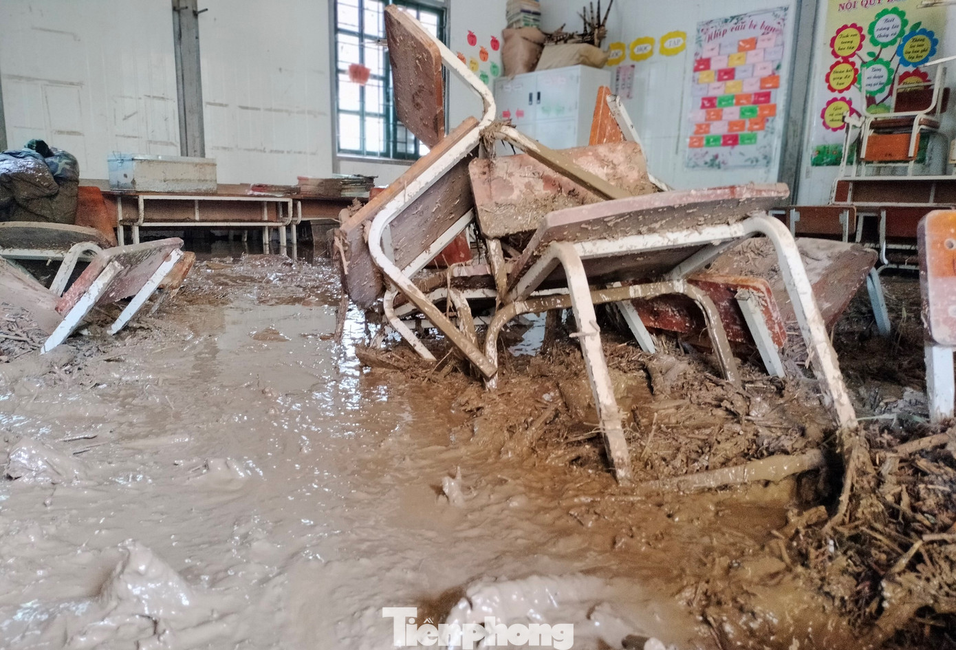 Bàn ghế, đồ dùng học tập bị cuốn trôi và hư hỏng nặng nề. Bàn ghế, đồ dùng học tập bị cuốn trôi và hư hỏng nặng nề.