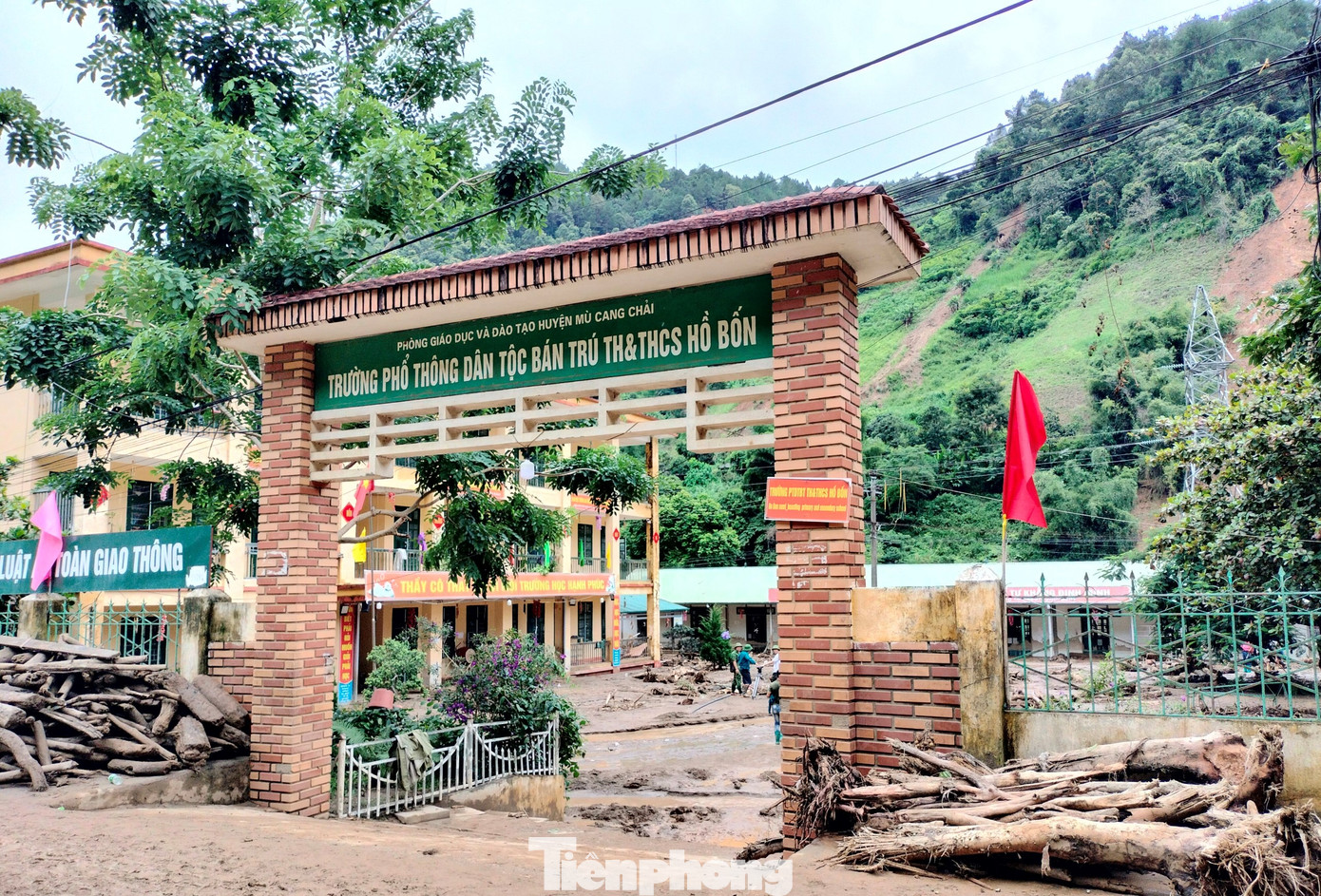 Trường phổ thông dân tộc bán trú Tiểu học và THCS Hồ Bốn bị thiệt hại nghiêm trọng do mưa lũ. Trường phổ thông dân tộc bán trú Tiểu học và THCS Hồ Bốn bị thiệt hại nghiêm trọng do mưa lũ.