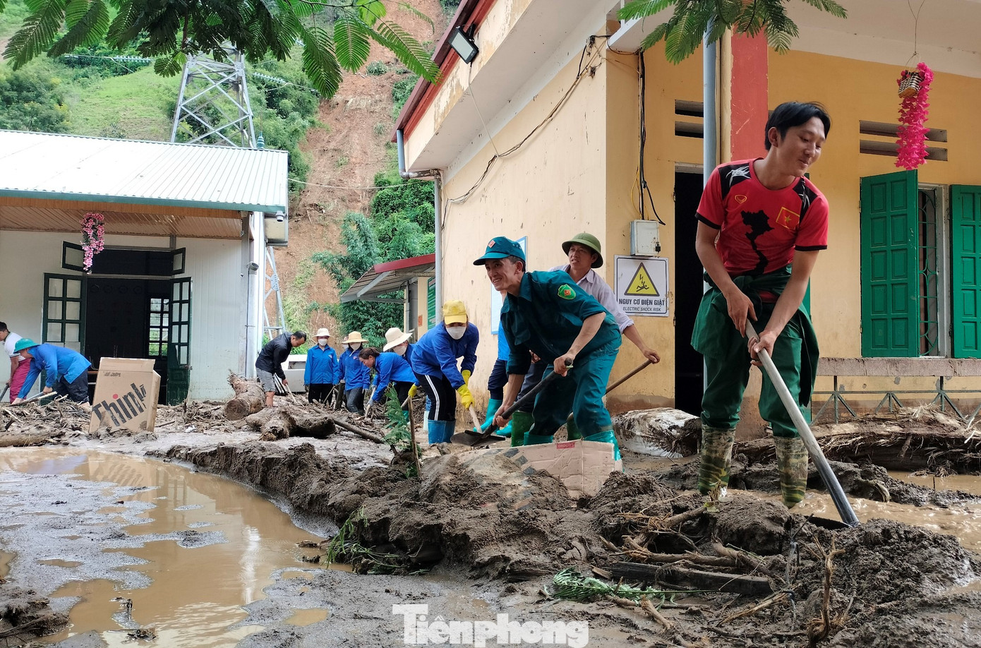 Đoàn thanh niên cùng lực lượng dân quân khắc phục hậu quả do mưa lũ gây ra tại trường phổ thông dân tộc bán trú tiểu học và THCS Hồ Bốn. Đoàn thanh niên cùng lực lượng dân quân khắc phục hậu quả do mưa lũ gây ra tại trường phổ thông dân tộc bán trú tiểu học và THCS Hồ Bốn.