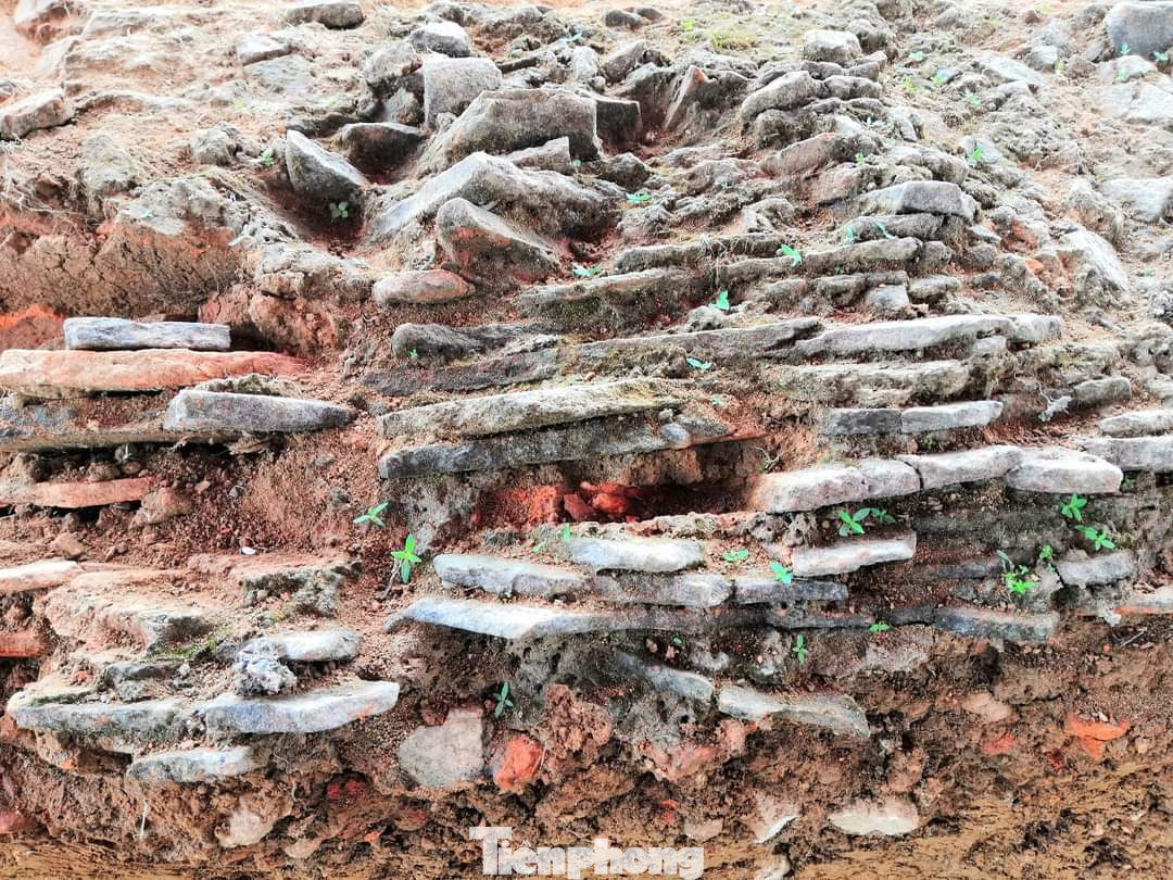 Ngoài ra, tại đợt khai quật này còn thu thập được hơn 30 mảnh, chủ yếu là mảnh bát, đĩa có chất liệu, màu men và hoa văn đặc trưng thời Lê – Mạc (thế kỷ 16-17). Trên 40 mảnh sành, chủ yếu là mảnh miệng của những chiếc lon sành, đồ nung và vật liệu bằng sắt dùng để gia cố các cấu kiện gỗ.