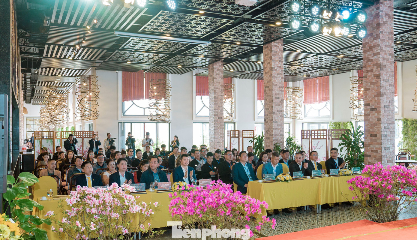 Hơn 70 doanh nghiệp hoạt động trong lĩnh vực du lịch và dịch vụ tại Sa Pa đã bắt tay kí kết chương trình kích cầu du lịch Sa Pa năm 2023. Hơn 70 doanh nghiệp hoạt động trong lĩnh vực du lịch và dịch vụ tại Sa Pa đã bắt tay kí kết chương trình kích cầu du lịch Sa Pa năm 2023.