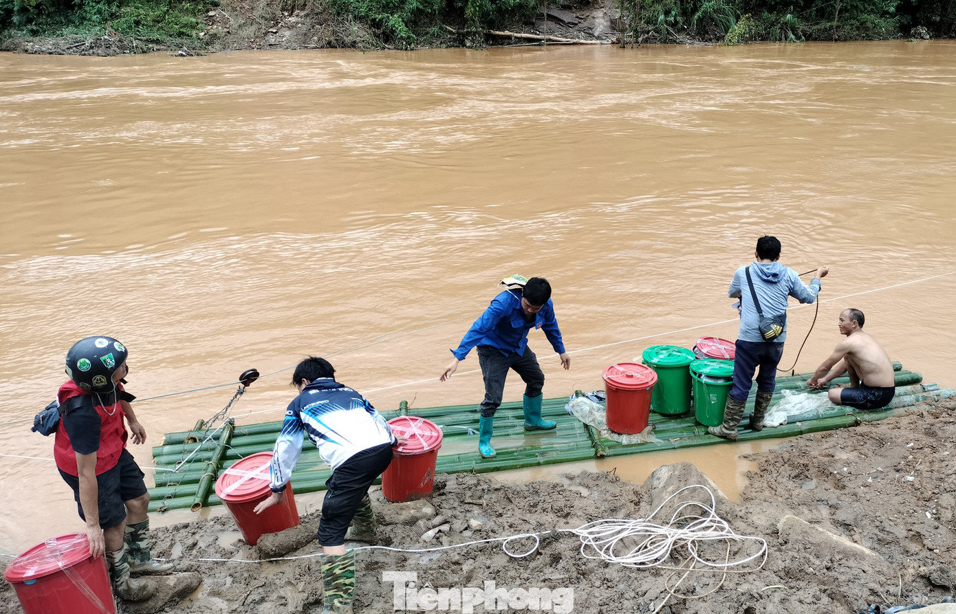 Nhiều đoàn viên túc trực tại các điểm phát nhu yếu phẩm để hỗ trợ Mặt trận Tổ quốc huyện, Hội Chữ thập đỏ... vận chuyển nhu yếu phẩm đến tận tay người dân ở bản làng bị chia cắt.