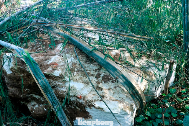 Những tảng đá to bằng cả tấm phản lăn xuống ảnh hưởng nhiều diện tích cây trồng của người dân. Những tảng đá to bằng cả tấm phản lăn xuống ảnh hưởng nhiều diện tích cây trồng của người dân.