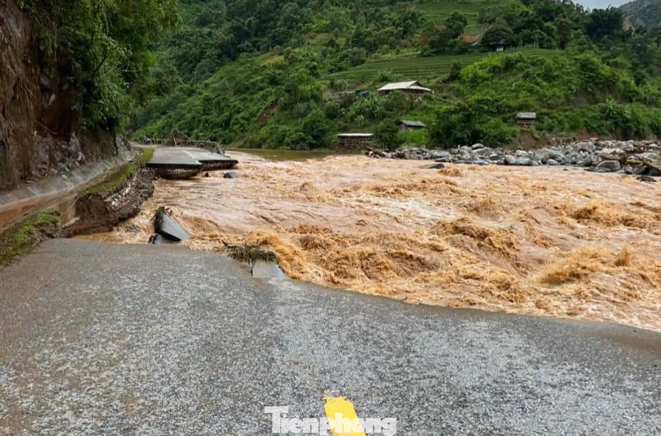 Tạm thời, tuyến đường từ trung tâm huyện Mù Cang Chải đi xã Hồ Bốn và từ huyện Mù Cang Chải (Yên Bái) đi huyện Than Uyên, tỉnh Lai Châu phương tiện không thể qua lại.