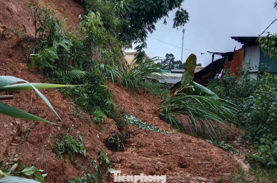 Ông Nông Việt Yên, Bí thư Huyện ủy Mù Cang Chải cho biết địa phương đang nỗ lực thông đường, hỗ trợ các gia đình bị thiệt hại, khôi phục sóng điện thoại, lưới điện... Huyện chỉ đạo các xã thực hiện theo phương châm “4 tại chỗ” để khắc phục và di dời người dân ra khỏi khu vực nguy hiểm.