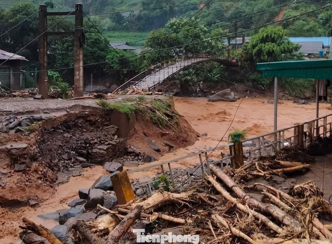 Theo báo cáo từ Ban chỉ huy phòng chống thiên tai – tìm kiếm cứu nạn tỉnh Yên Bái, đến 17h, ngày 6/8, mưa lớn gây sạt lở đất, đá làm 2 cháu nhỏ bị thiệt mạng ở xã Khao Mang, 1 người nghi mất tích ở xã Hồ Bốn; 34 nhà bị hư hỏng, trôi, sập hoàn toàn (xã Hồ Bốn 15 nhà, xã Khao Mang 7 nhà, Kim Nọi 6, Mồ Dề 2 , La Pan Tẩn 1 và Lao Chải 3).