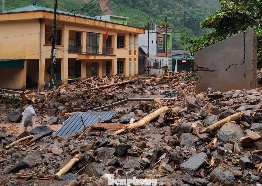 Riêng tại xã Hồ Bốn, mưa lũ làm gãy 1 cột điện 35KV làm một số khu vực mất điện. Trường Tiểu học và Trung học cơ sở, Trạm Y tế xã bị thiệt hại nặng nề về cơ sở vật chất.