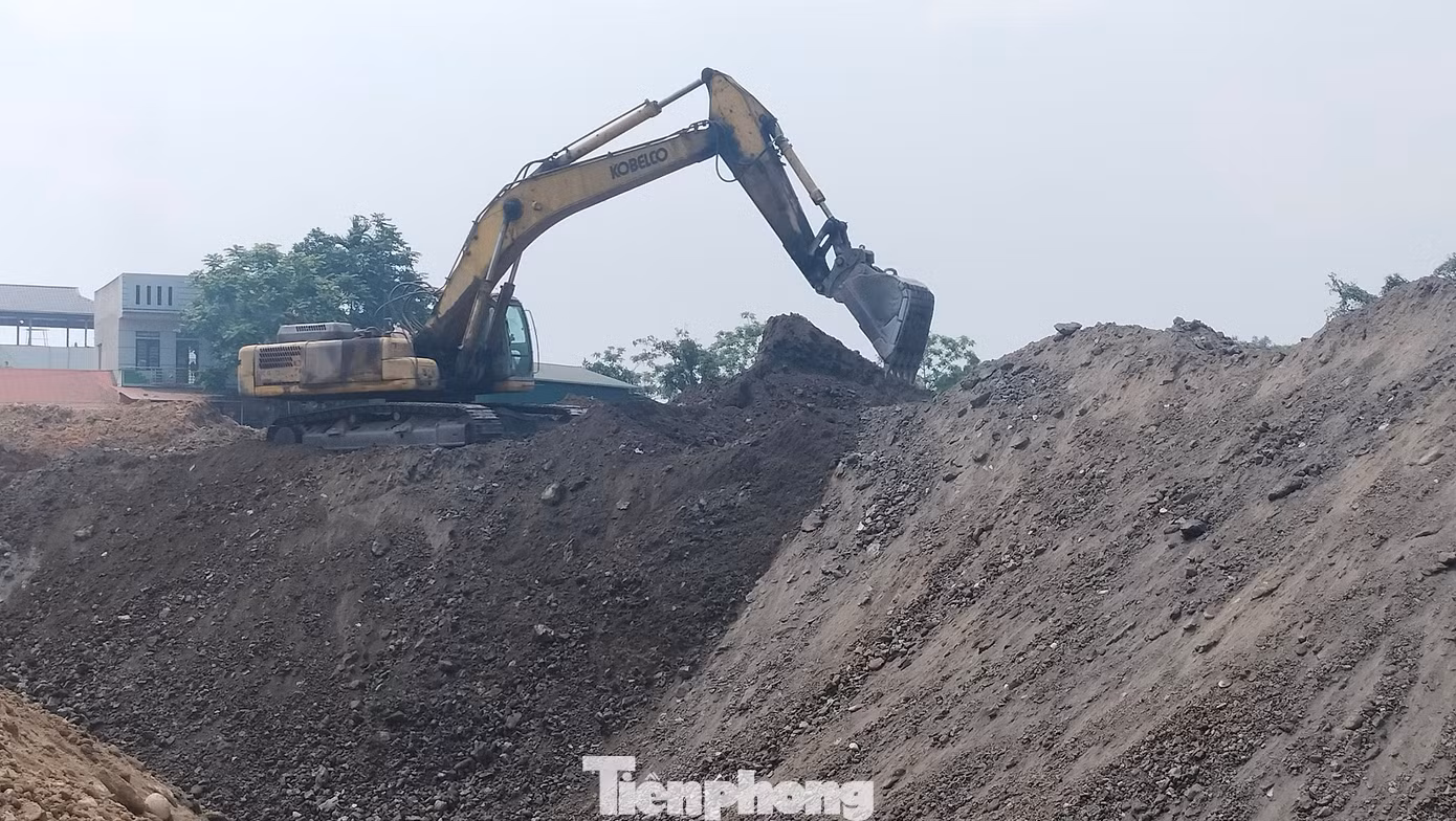 Trên khu vực san gạt phát hiện nhiều diện tích đất, đá màu đen, nghi là khoáng sản than nên đã lập biên bản yêu cầu dừng hoạt động san gạt, hủy hoại đất, cấm hành vi khai thác, vận chuyển trái phép ra khỏi địa bàn.