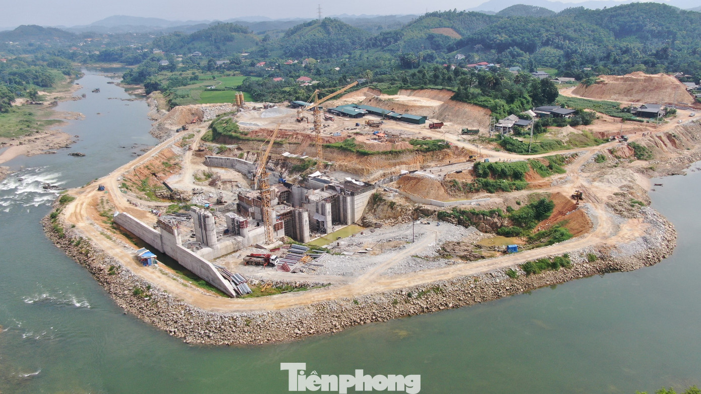 Quá trình san lấp mặt bằng thực hiện dự án, phía đơn vị thi công đã nắn dòng chảy sông Chảy khiến nhiều nhà cửa của các hộ dân phía hạ lưu bị sạt lở, nhiều diện tích hoa màu bị mất trắng.