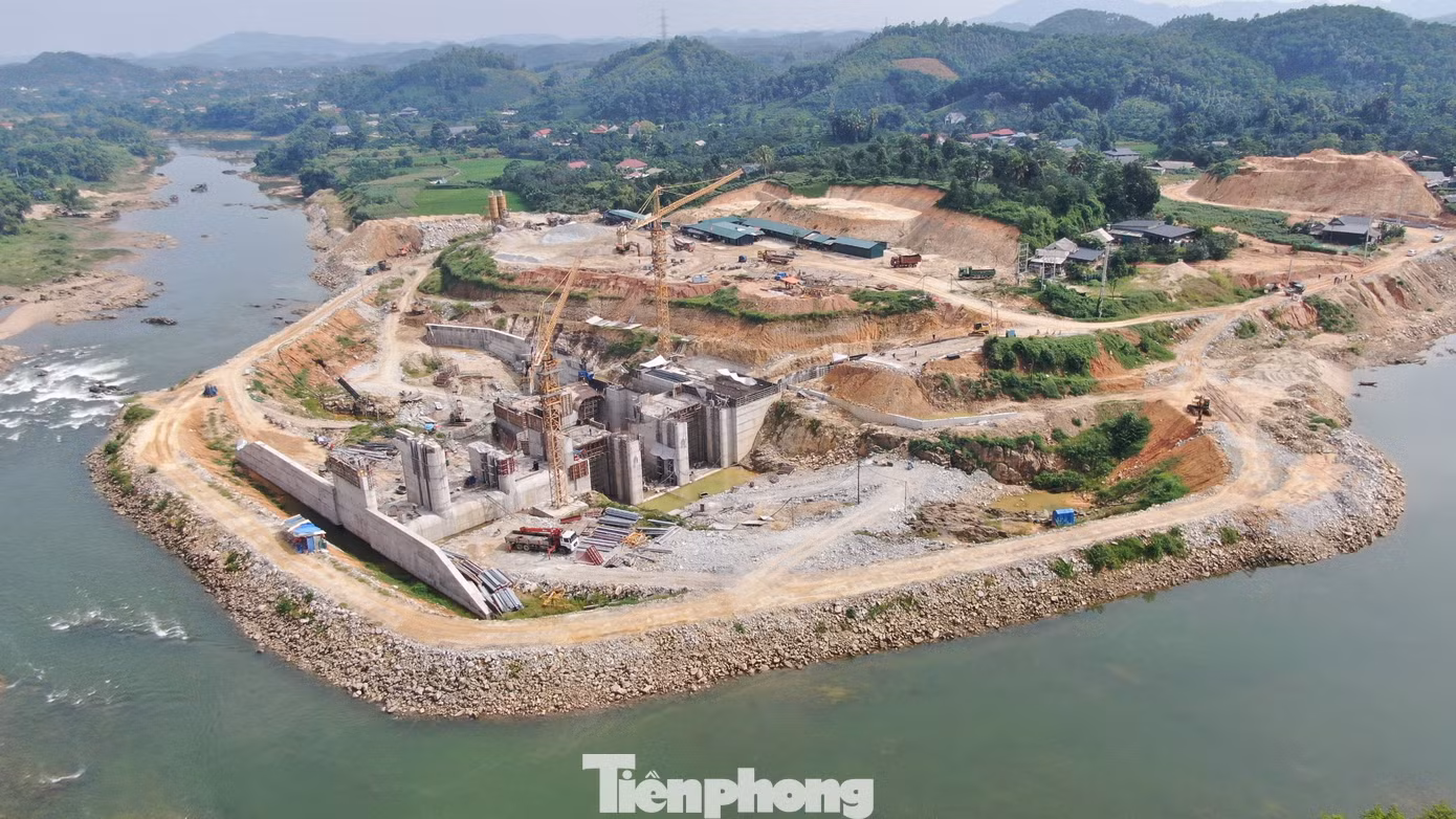 Quá trình san lấp mặt bằng thực hiện dự án, phía đơn vị thi công đã nắn dòng chảy sông Chảy khiến nhiều nhà cửa của các hộ dân phía hạ lưu bị sạt lở, nhiều diện tích hoa màu bị mất trắng.