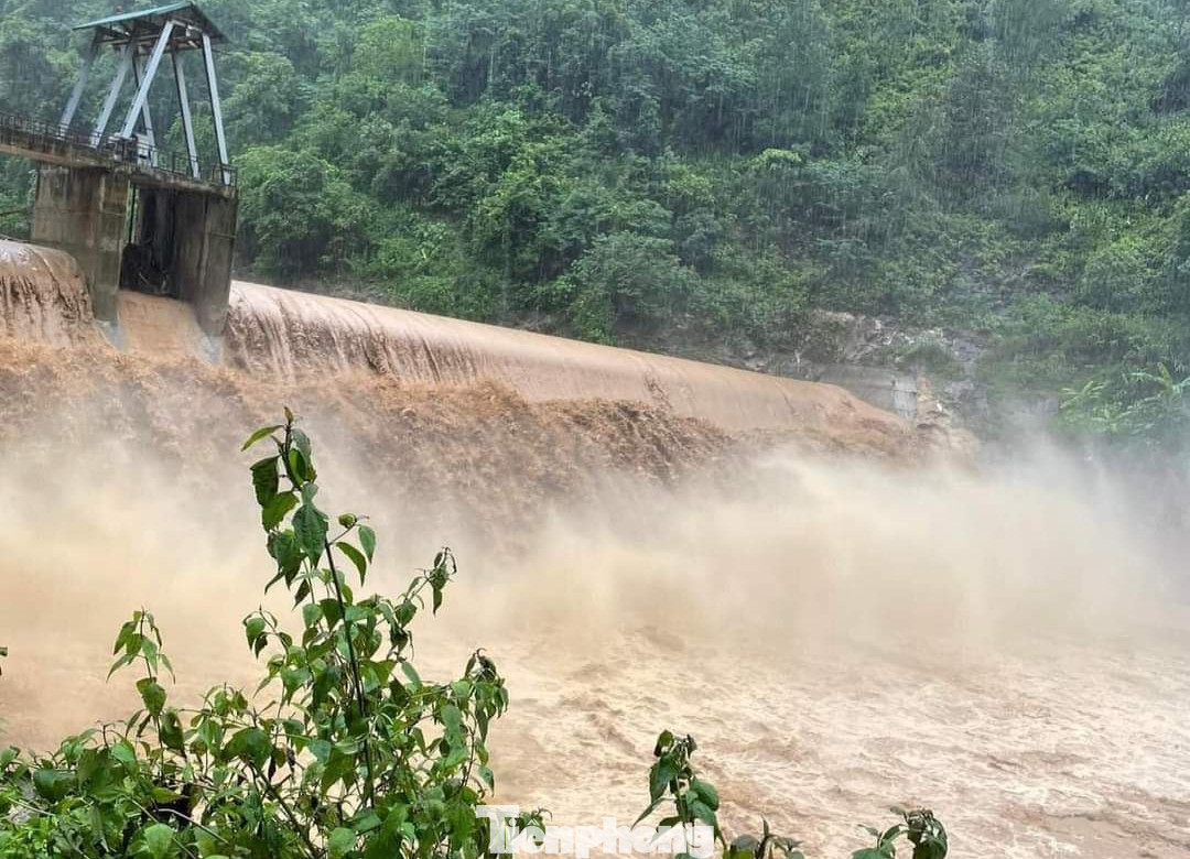Ban chỉ huy các xã, thị trấn tiếp tục rà soát, thống kê thiệt hại, theo dõi diễn biến thời tiết, kịp thời báo cáo khi có thiệt hại xảy ra. Ban chỉ huy các xã, thị trấn tiếp tục rà soát, thống kê thiệt hại, theo dõi diễn biến thời tiết, kịp thời báo cáo khi có thiệt hại xảy ra.