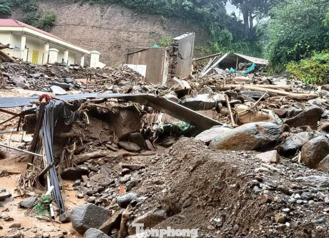 Đến 13h cùng ngày, tại xã Hồ Bốn, nhiều địa điểm đất đá tràn lấp, việc đi lại gặp nhiều khó khăn. Đến 13h cùng ngày, tại xã Hồ Bốn, nhiều địa điểm đất đá tràn lấp, việc đi lại gặp nhiều khó khăn.