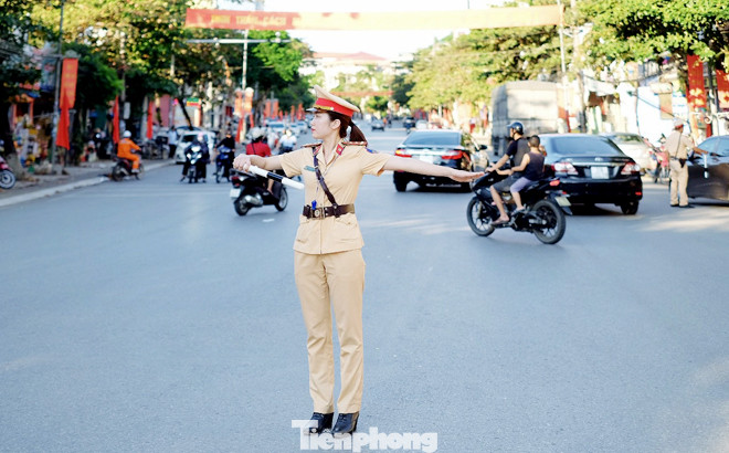 Theo vị lãnh đạo này, sự xuất hiện của nữ cảnh sát giao thông ra đường làm nhiệm vụ cũng là điểm nhấn nhằm xây dựng lực lượng cảnh sát giao thông Yên Bái thân thiện, nhân văn, vì Nhân dân phục vụ.