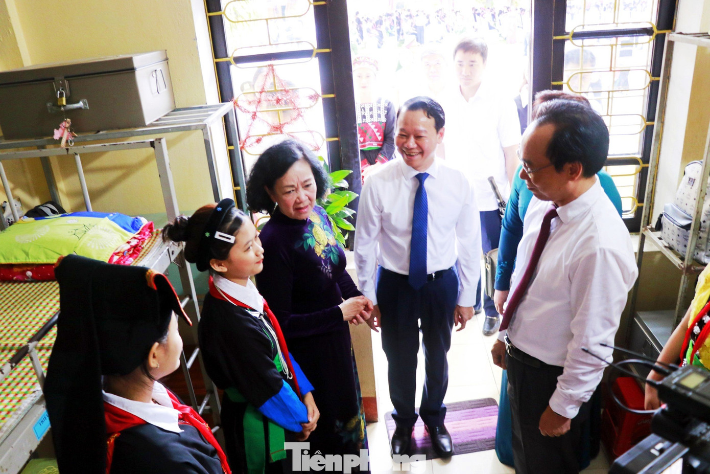 Tại đây, Thường trực Ban Bí thư ân cần hỏi han, động viên các em học sinh cố gắng chăm ngoan, học tập tốt, cố gắng phấn đấu hơn nữa để thực hiện ước mơ của mình.