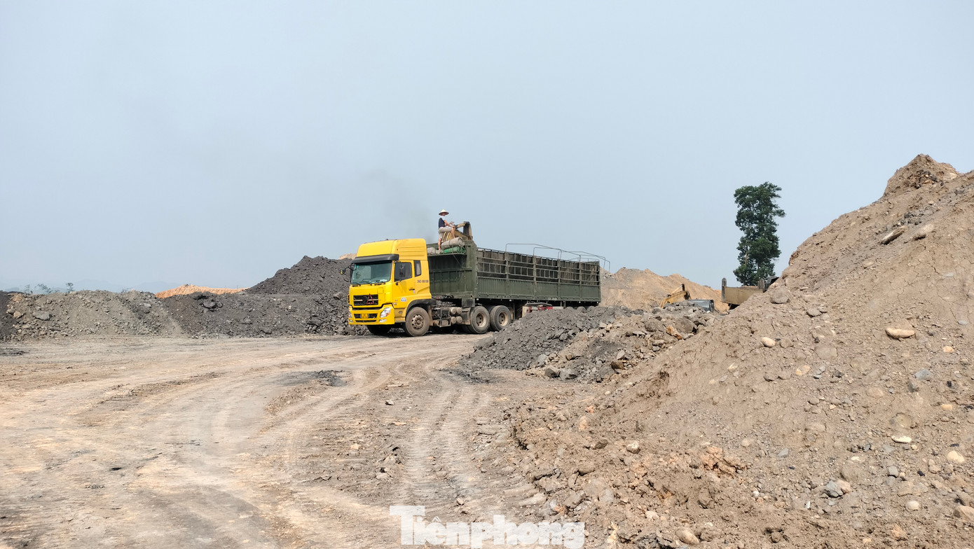 Những ngày sau đó, bất chấp lệnh cấm của chính quyền, có mặt tại khu vực đất nhà ông Hoàng, ông Giáp, PV ghi nhận thực tế vẫn còn tình trạng khai thác khoáng sản trái phép. Những ngày sau đó, bất chấp lệnh cấm của chính quyền, có mặt tại khu vực đất nhà ông Hoàng, ông Giáp, PV ghi nhận thực tế vẫn còn tình trạng khai thác khoáng sản trái phép.