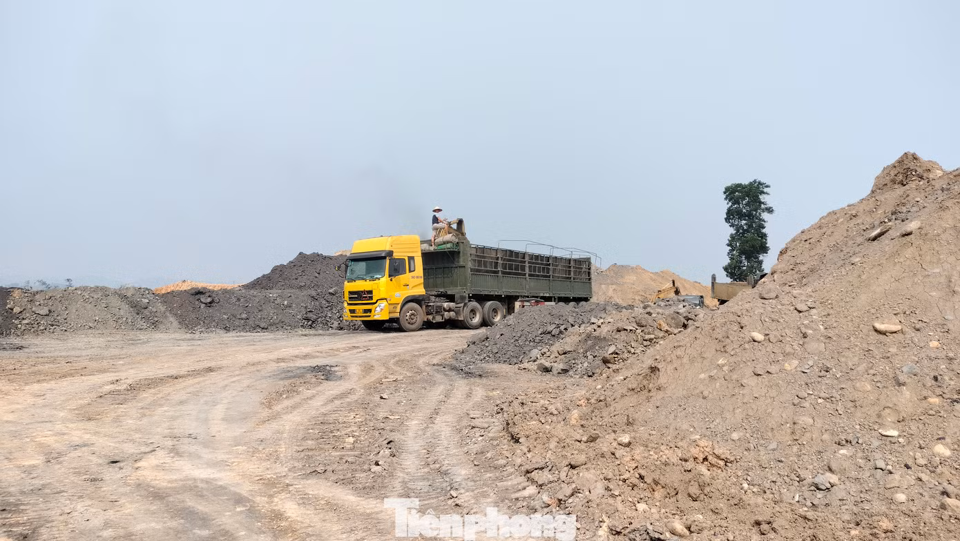 Những ngày sau đó, bất chấp lệnh cấm của chính quyền, có mặt tại khu vực đất nhà ông Hoàng, ông Giáp, PV ghi nhận thực tế vẫn còn tình trạng khai thác khoáng sản trái phép.