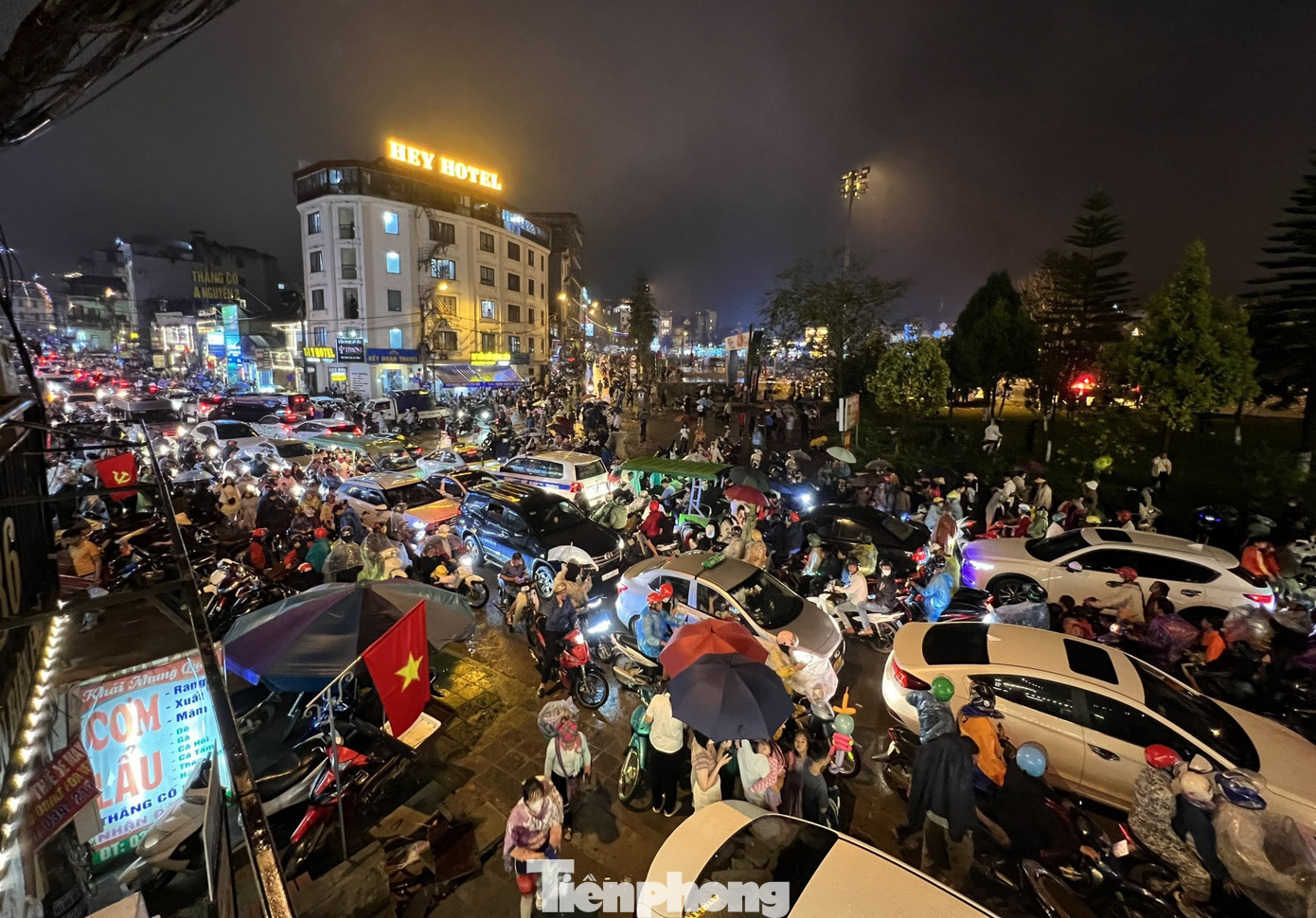 Dù thời tiết tối 23/9 có xuất hiện mưa nhỏ nhưng đông đảo người dân và du khách từ khắp nơi kéo về sân vận động thị xã Sa Pa xem các màn trình diễn nghệ thuật.