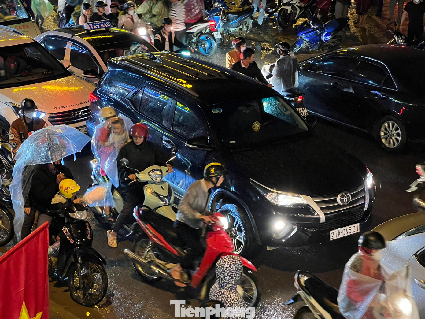 Khắp các tuyến phố trên địa bàn thị xã Sa Pa đều chật kín người qua lại.