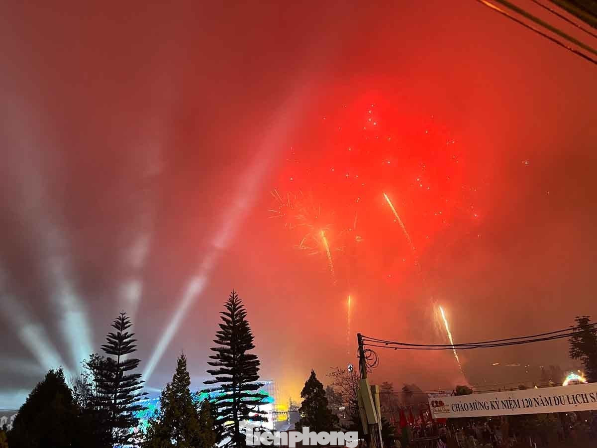 Kết thúc chương trình là màn bắn pháo hoa tầm thấp kéo dài 15 phút cũng là điểm nhấn thu hút sự quan tâm của người dân địa phương cùng du khách trong và ngoài nước.