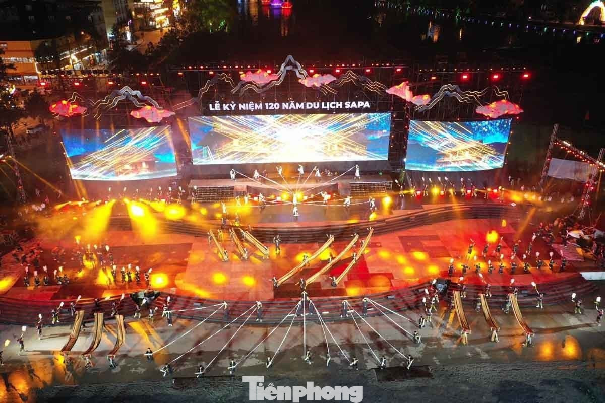 Sân khấu trung tâm thị xã Sa Pa là nơi diễn ra các show hấp dẫn, thể hiện đời sống văn hóa, tín ngưỡng đặc sắc, phong phú của các dân tộc Sa Pa.