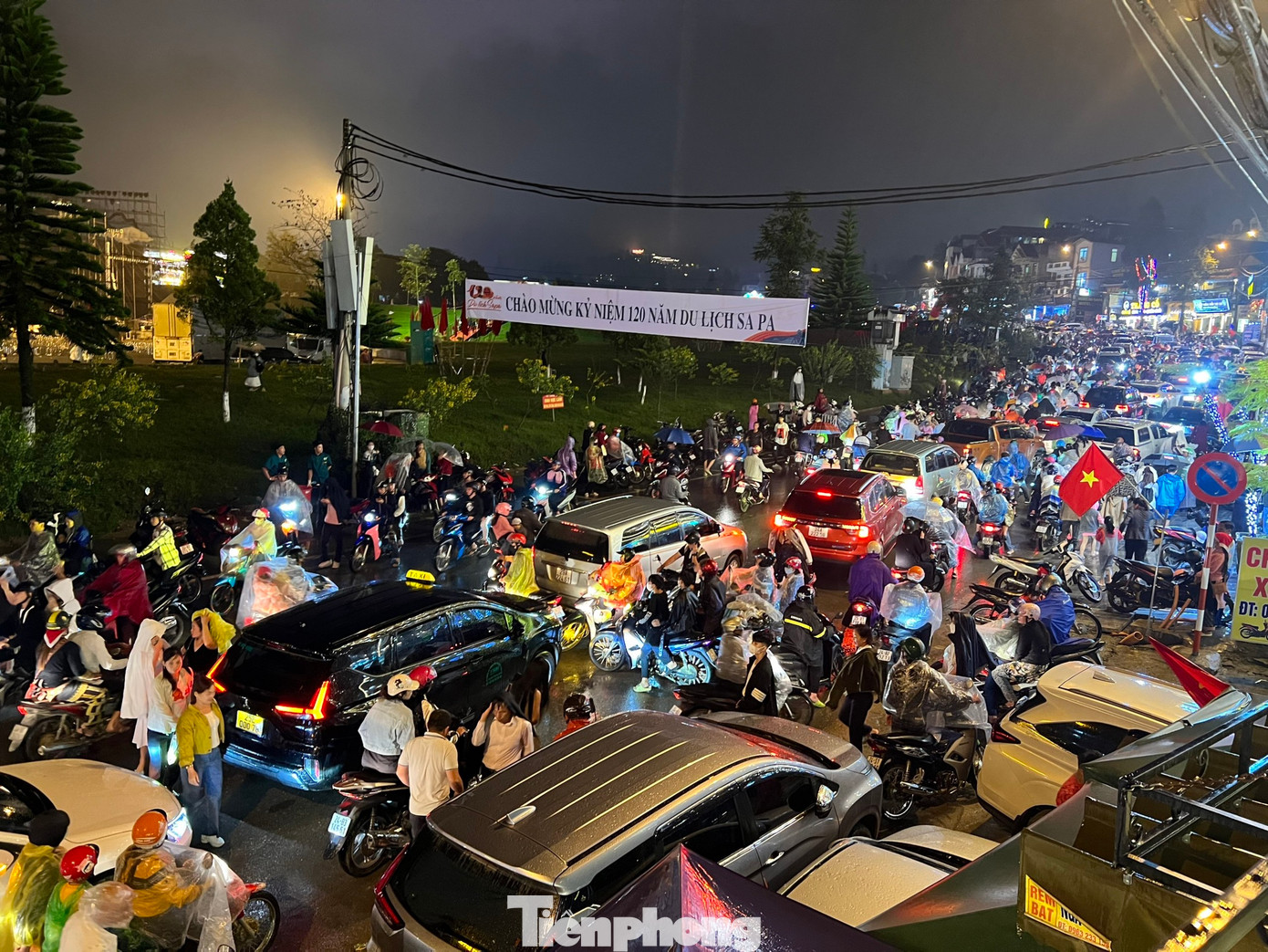 Anh Trần Thanh Tiến (ở Yên Bái) cho hay, "lượng người đổ về Sa Pa thực sự rất đông, đi lại vất vả nhưng bù lại, tôi và gia đình được xem nhiều chương trình biểu diễn nghệ thuật rất hay, bên cạnh màn bắn pháo hoa rực rỡ".